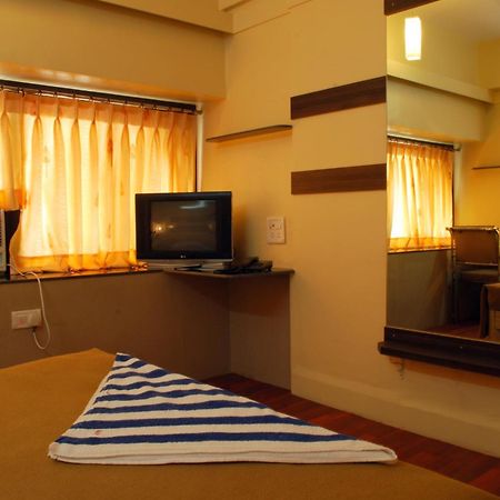 Hotel Golden Palace Pvt Ltd ムンバイ エクステリア 写真