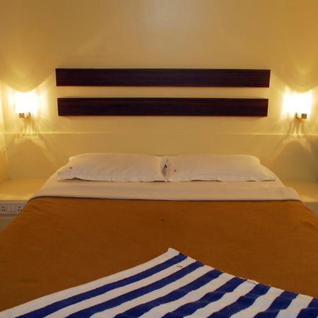 Hotel Golden Palace Pvt Ltd ムンバイ エクステリア 写真