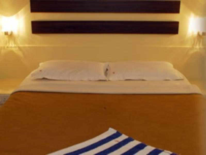 Hotel Golden Palace Pvt Ltd ムンバイ エクステリア 写真